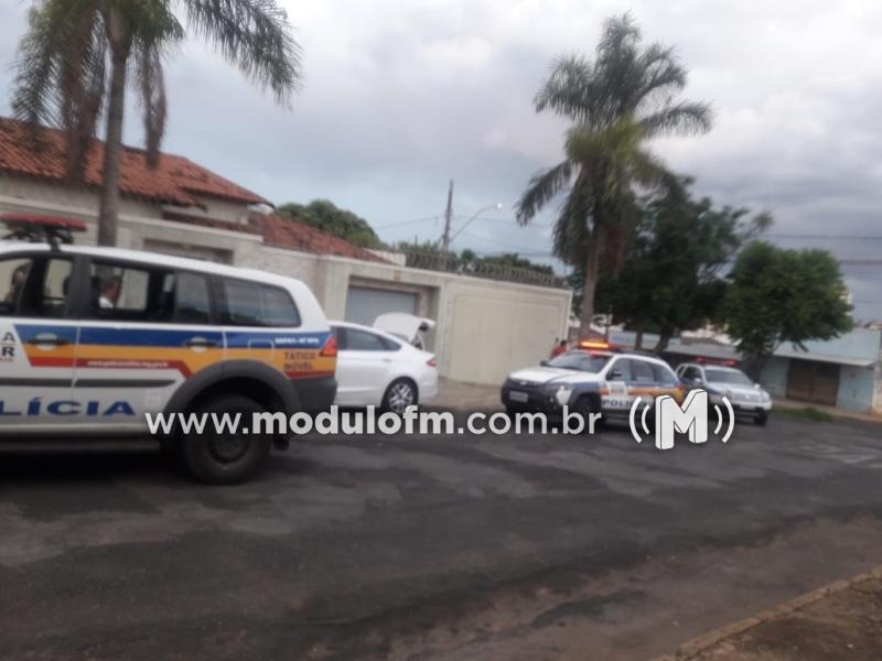 Acidente de trânsito termina com tiros e um homem...