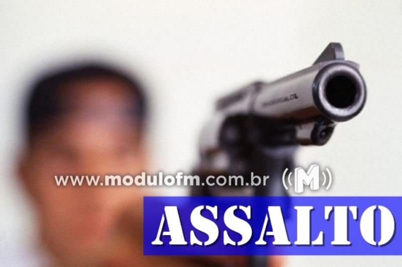 Bar é invadido por criminoso armado no Centro de...