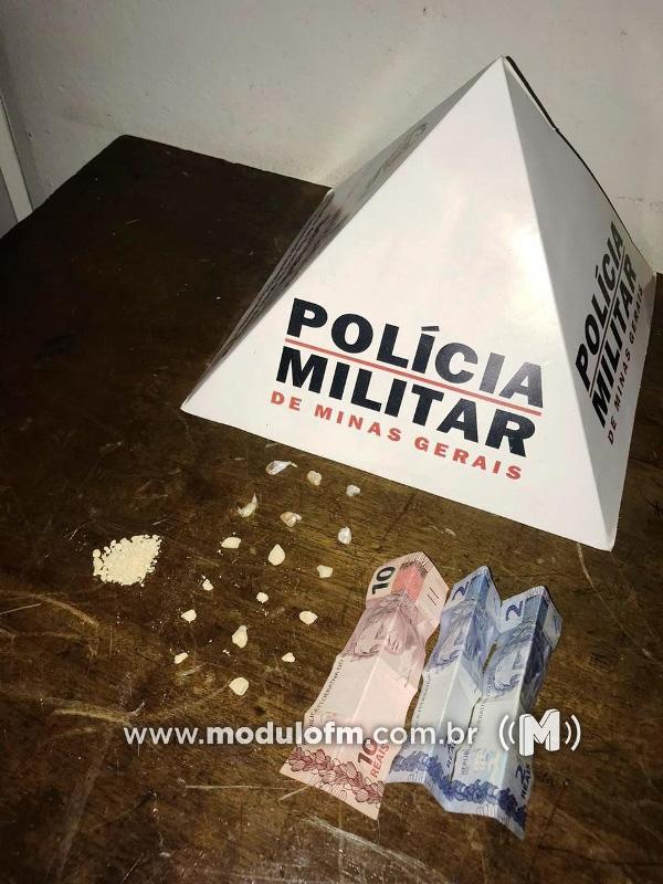 Dois homens são presos suspeitos de traficar drogas na...