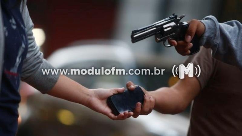 Assaltante em moto ataca pedestre no bairro Morada do...