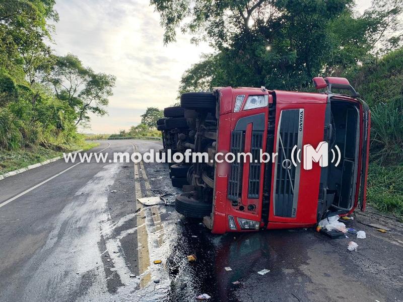 Caminhoneiro fica ferido após tombar carreta na MG-187, em...