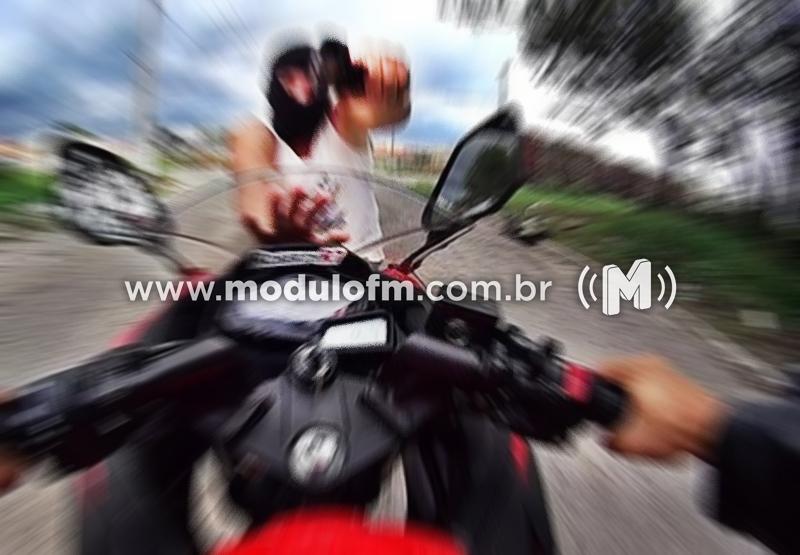 Homem tem moto roubada por bandido armado em Serra...