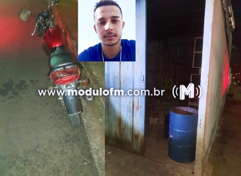 Jovem é alvejado e morto após apontar arma para...