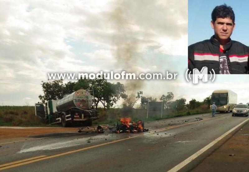 Motociclista morre após colisão com caminhão e moto pega...