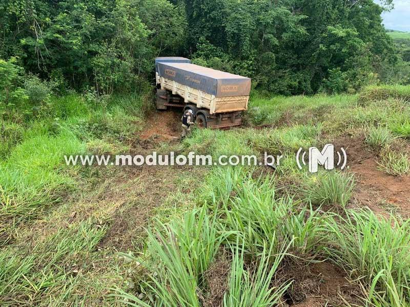 Buraco na pista causa acidente com carreta bitrem na...