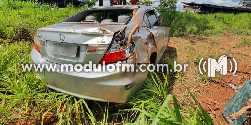 Buraco na pista causa acidente com veículo na MGC-462...