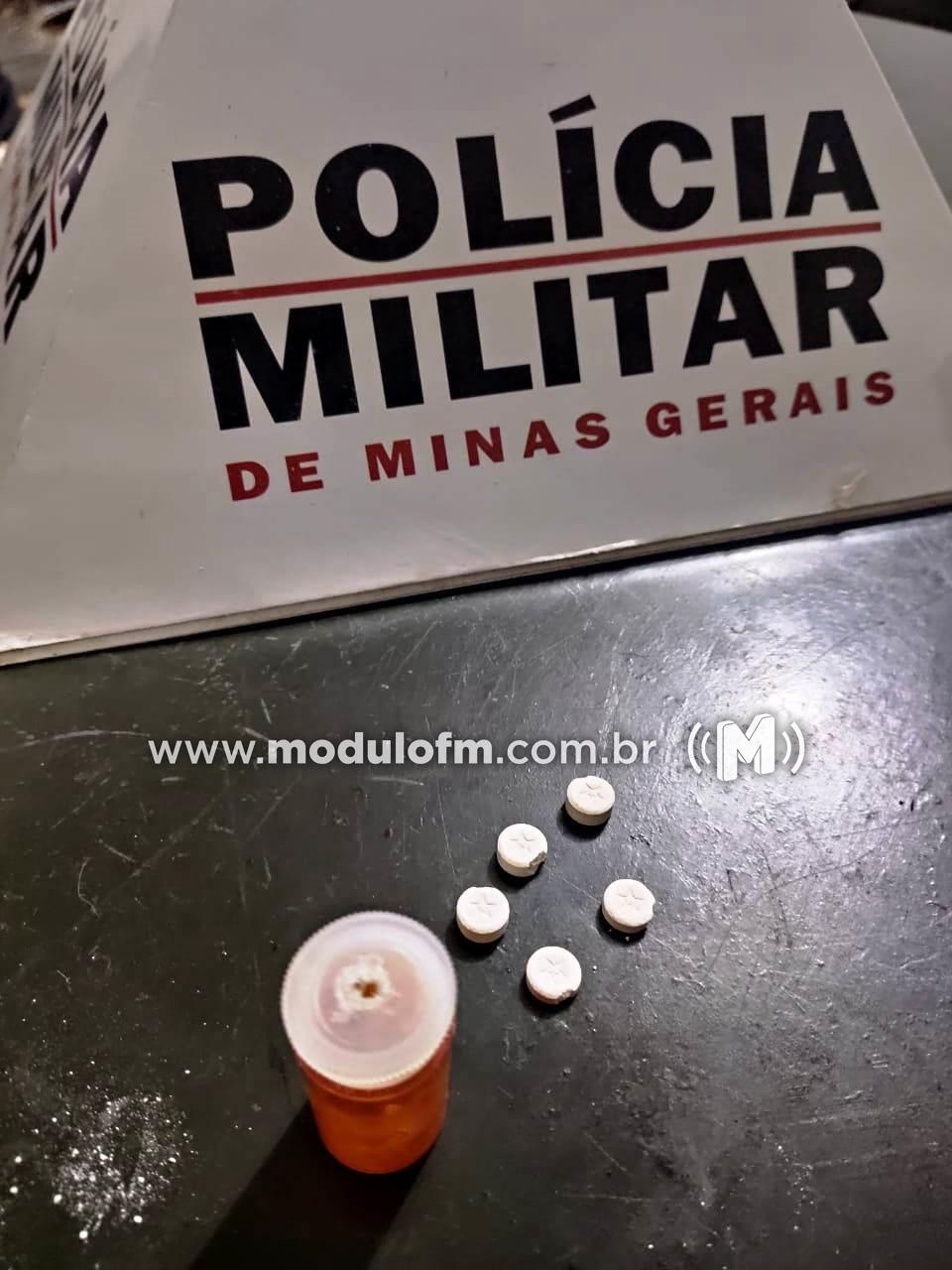 Caminhoneiro é flagrado com placa do veículo tampada é...