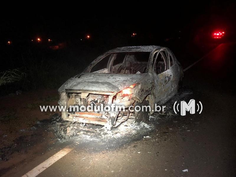 Carro pega fogo e fica destruído na BR-146 em...