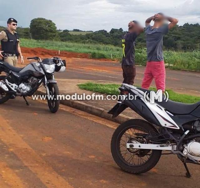 Dois Jovens fazem manobras perigosas com motos e acabam...