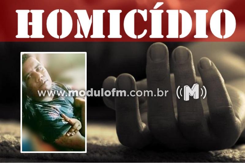 Homem é morto com golpes de faca e pedradas...