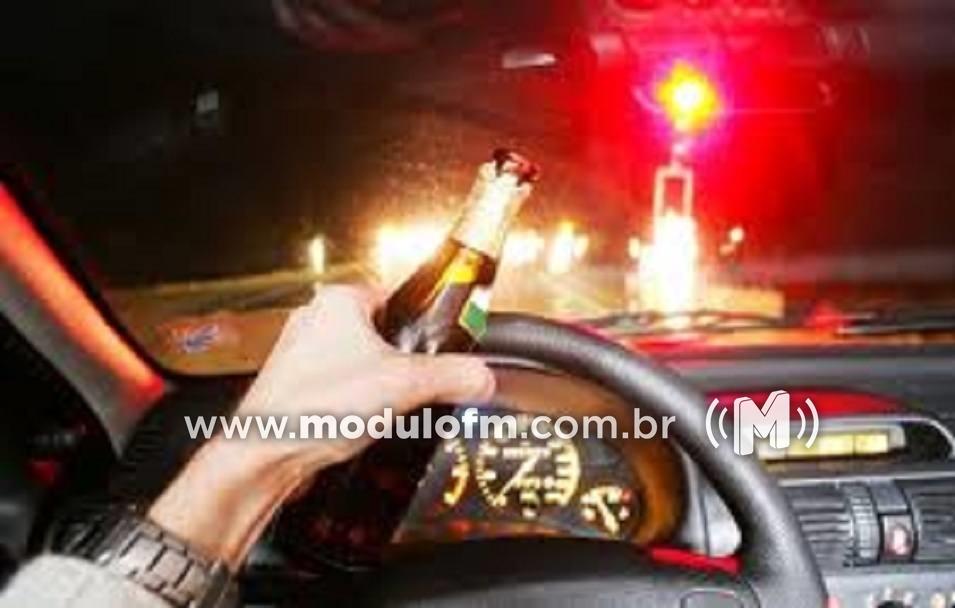 Homem é preso por dirigir embriagado após colidir em...
