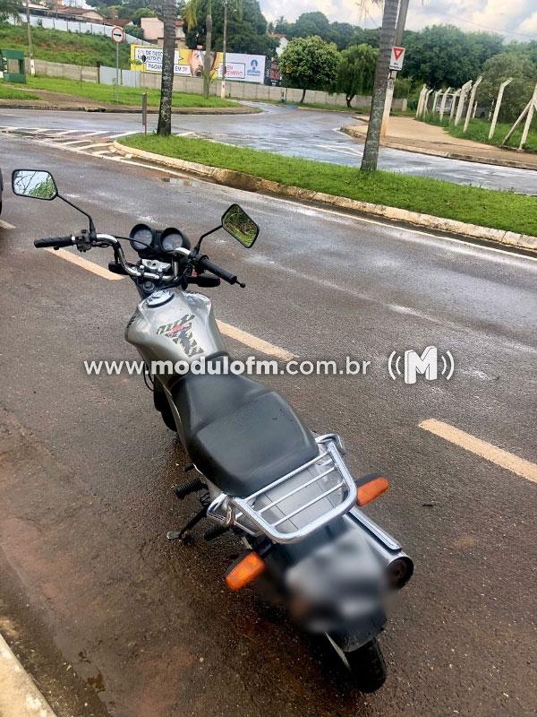 Homem em liberdade condicional é preso após ser visto...
