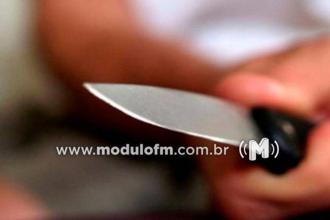 Homem em liberdade condicional tenta matar a facadas a...