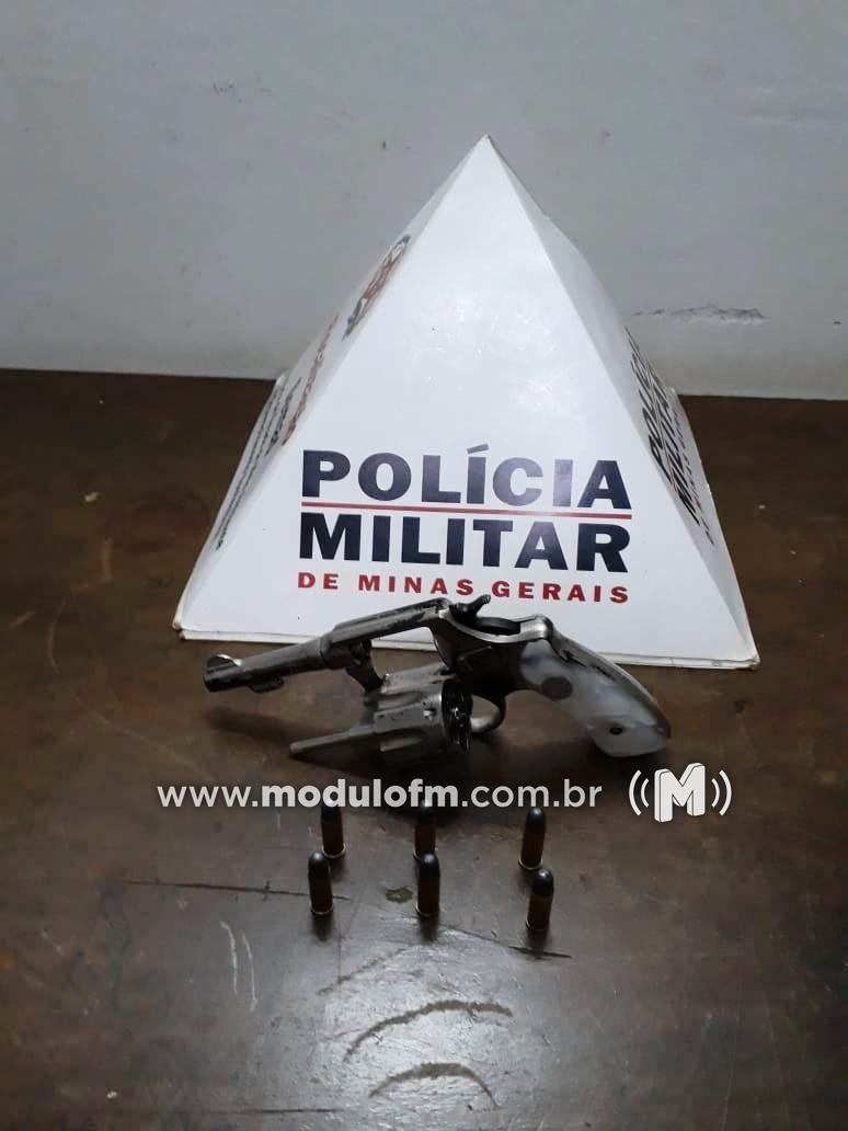Homem foragido da justiça é preso portando arma de...
