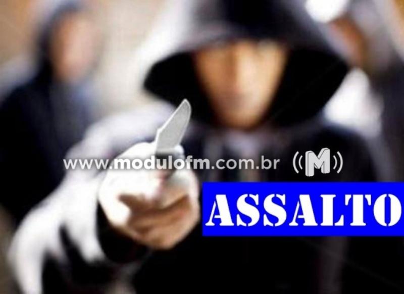 Ladrões armados com facas e com os rostos encapuzados...