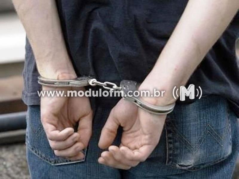 Menor é apreendido após polícia encontrar droga escondida em...