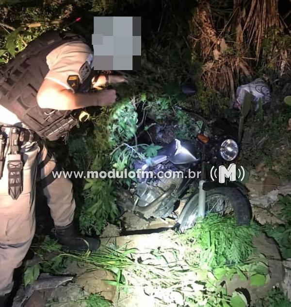 Motocicleta com faróis apagados chama atenção da PM, e...