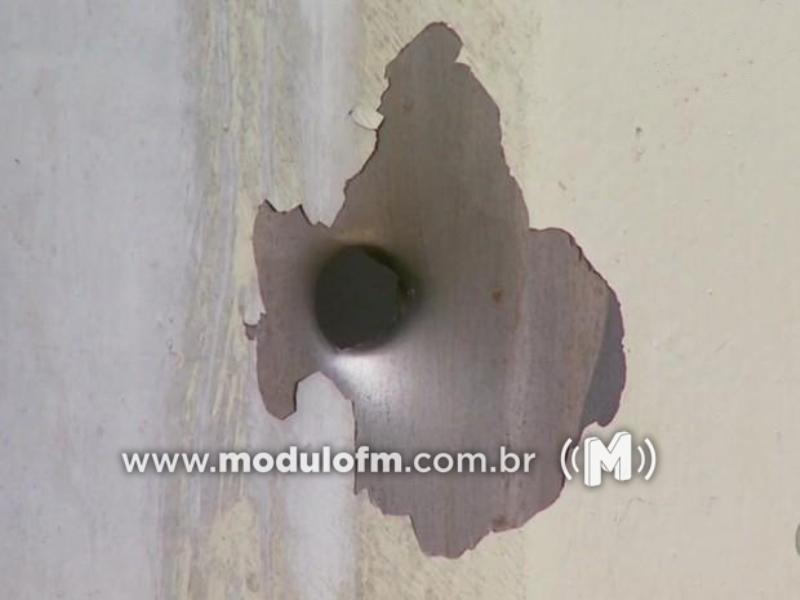 Residência tem portão cravado de balas durante madrugada e...