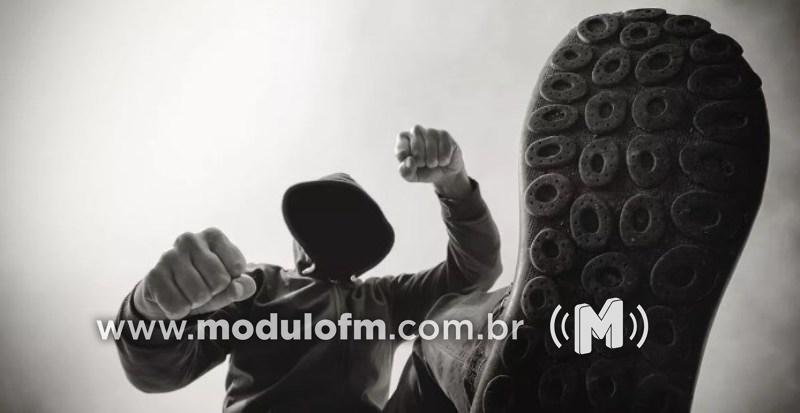 Veja o vídeo: Bandido agride vítima para assaltar comércio...