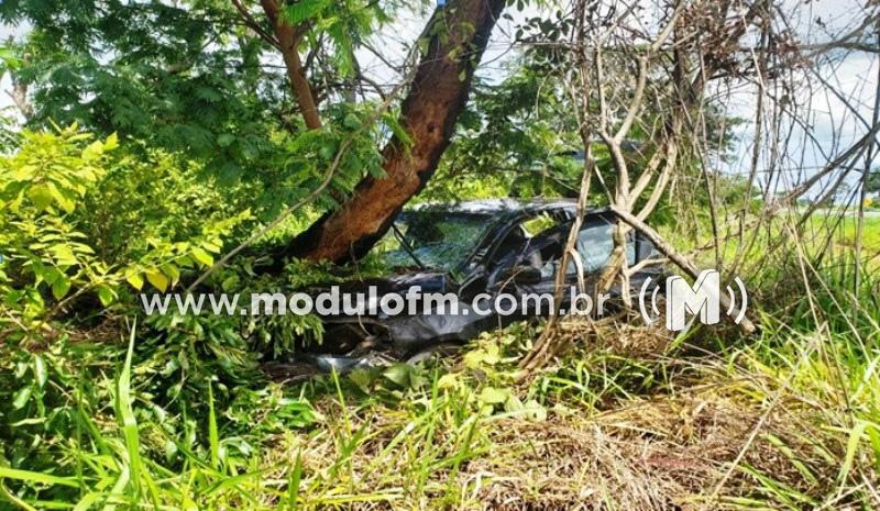 Bebê fica gravemente ferido após carro da família bater...