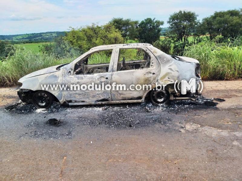 Carro pega fogo e fica destruído no município de...