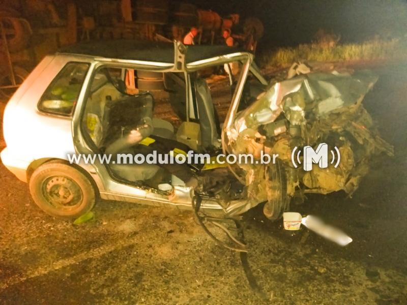 Colisão entre carreta bitrem e veículo deixa mulher presas...