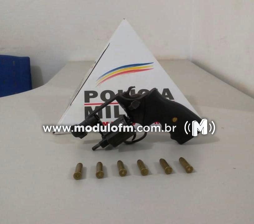 Dois homens são presos depois de exibirem arma de...