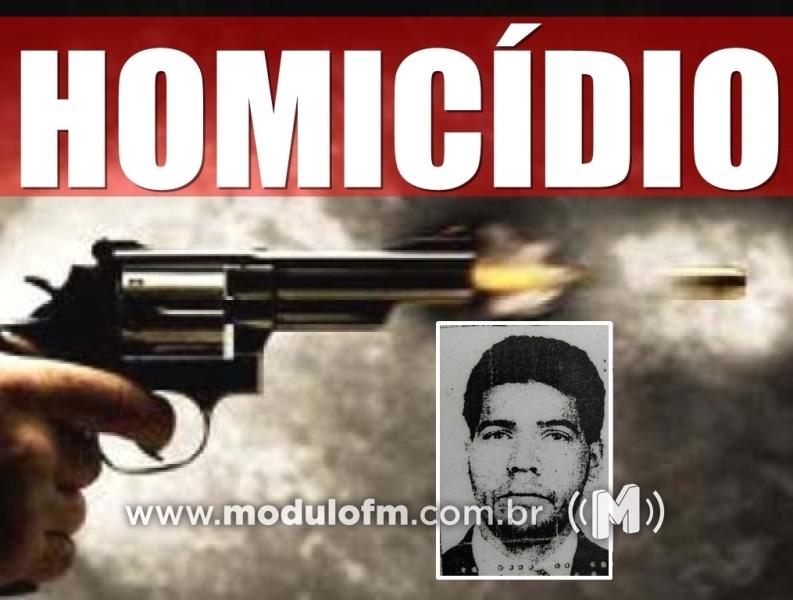 Homem é chamado na porta de casa e morto...