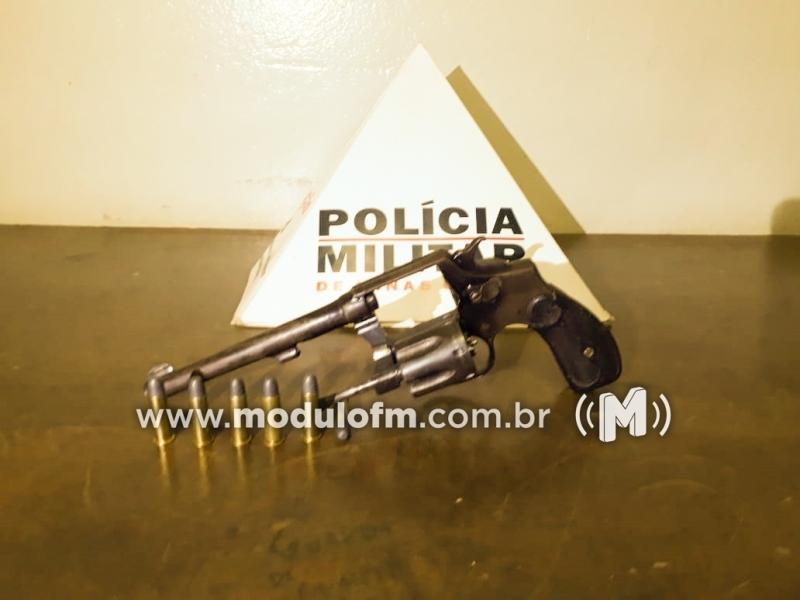 Homem é preso depois de ser flagrado com arma...