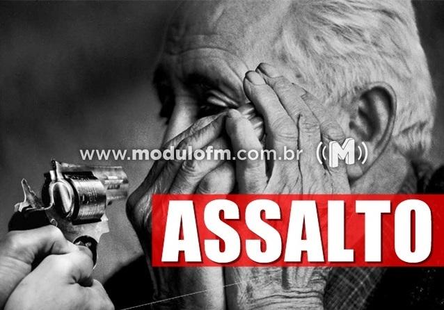 Idoso tem fazenda invadida por cinco criminosos na região...