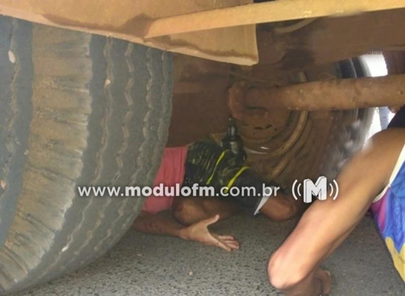 Macaco hidráulico cede e homem acaba ferido ao ficar...