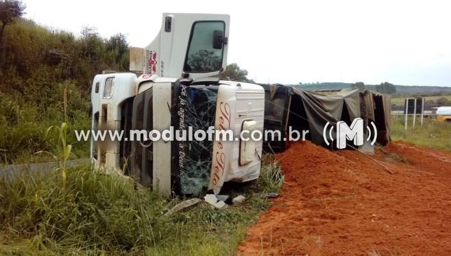 Motorista fica ferido após carreta tombar no “Trevo da...