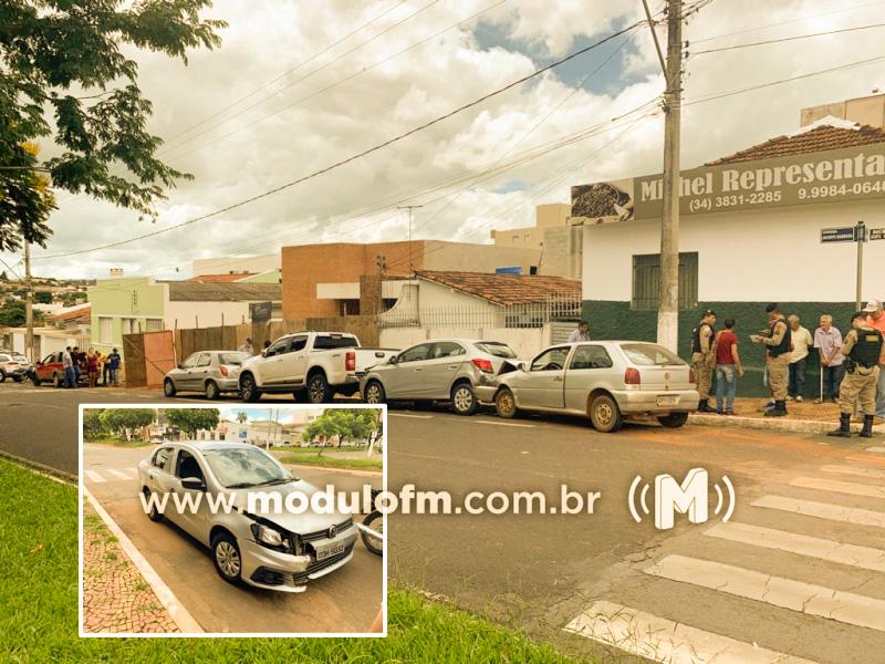 Motorista fura sinal vermelho e provoca engavetamento envolvendo 06...
