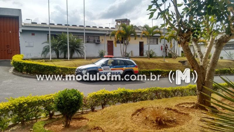 Mulher é presa ao tentar entrar na Penitenciária de...