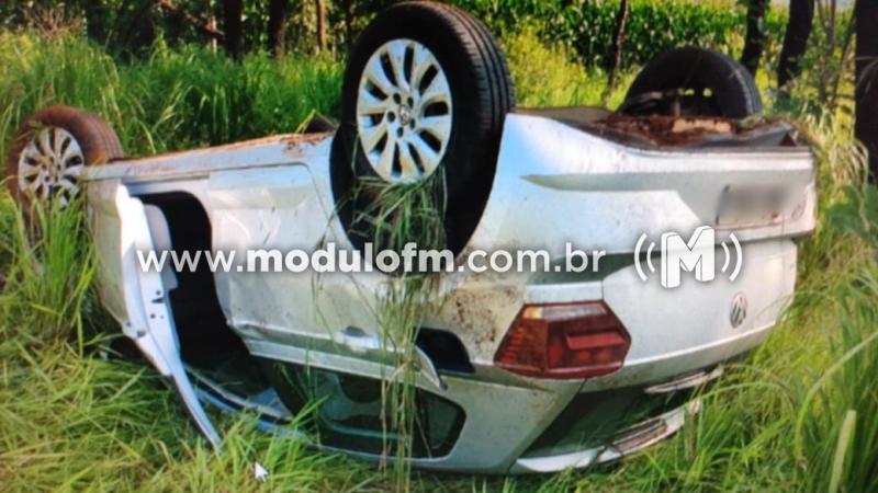 Veículo capota após ser fechado durante ultrapassagem na MG-230...
