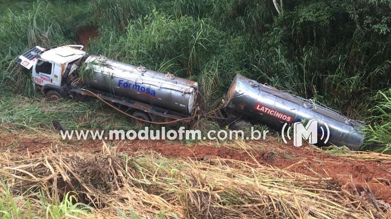 Caminhão cai em ribanceira na BR-365 e motorista fica...