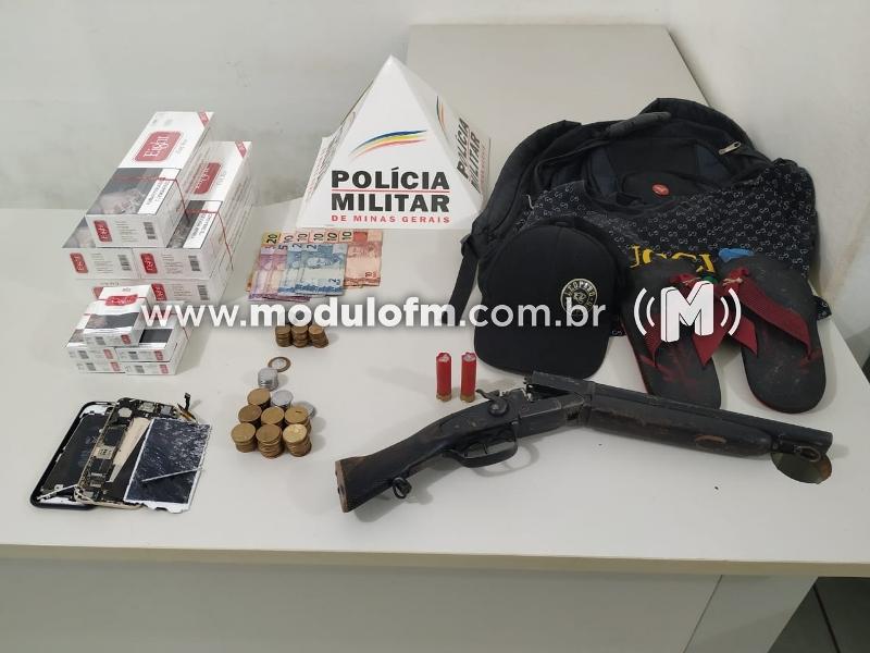 Dois criminosos são presos em flagrante durante assalto à...