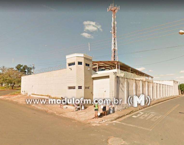 Dois presos que fugiram do Presídio de Monte Carmelo...