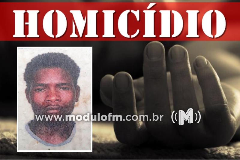 Homem é assassinado a facadas após briga em bar...