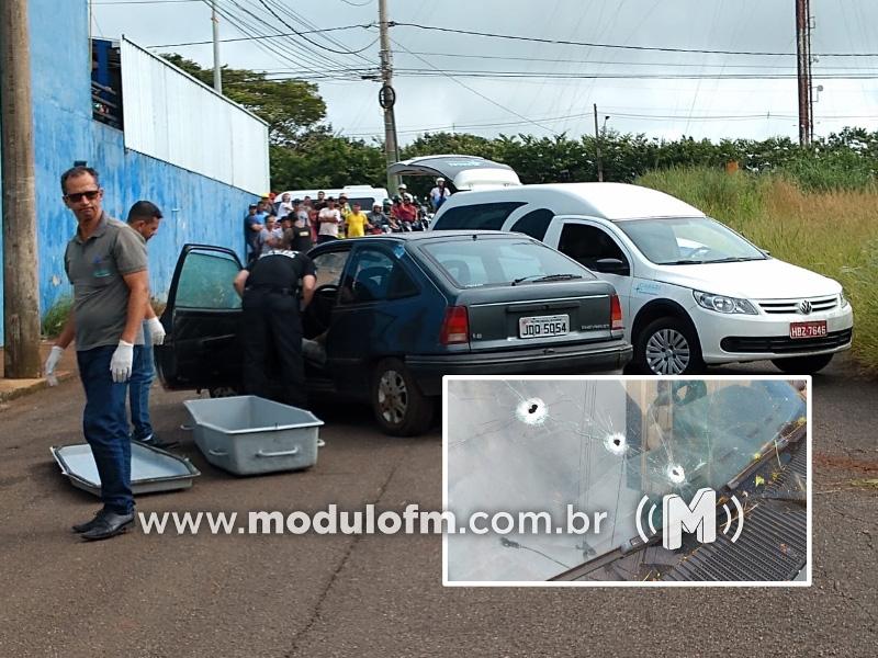 Homem é perseguido e morto a tiros dentro de...