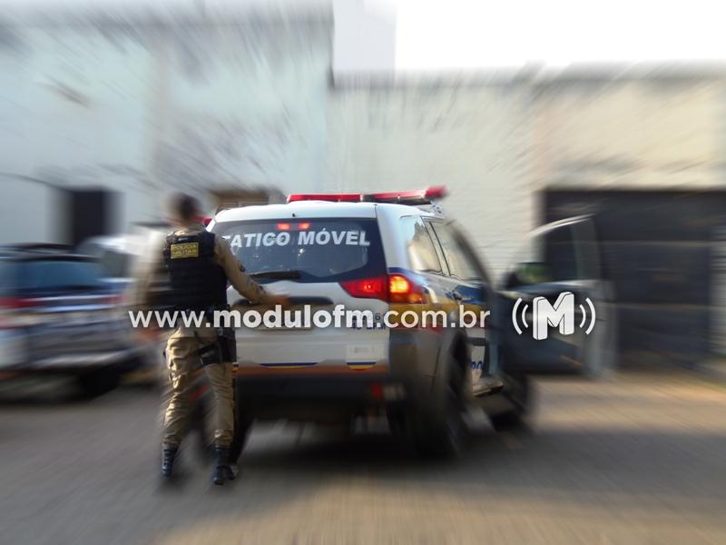 Mulher é presa com celulares e droga que seriam...