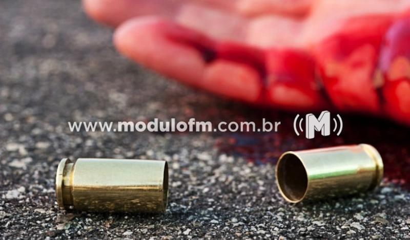 Policial de folga é ameaçado após separar briga, reage...
