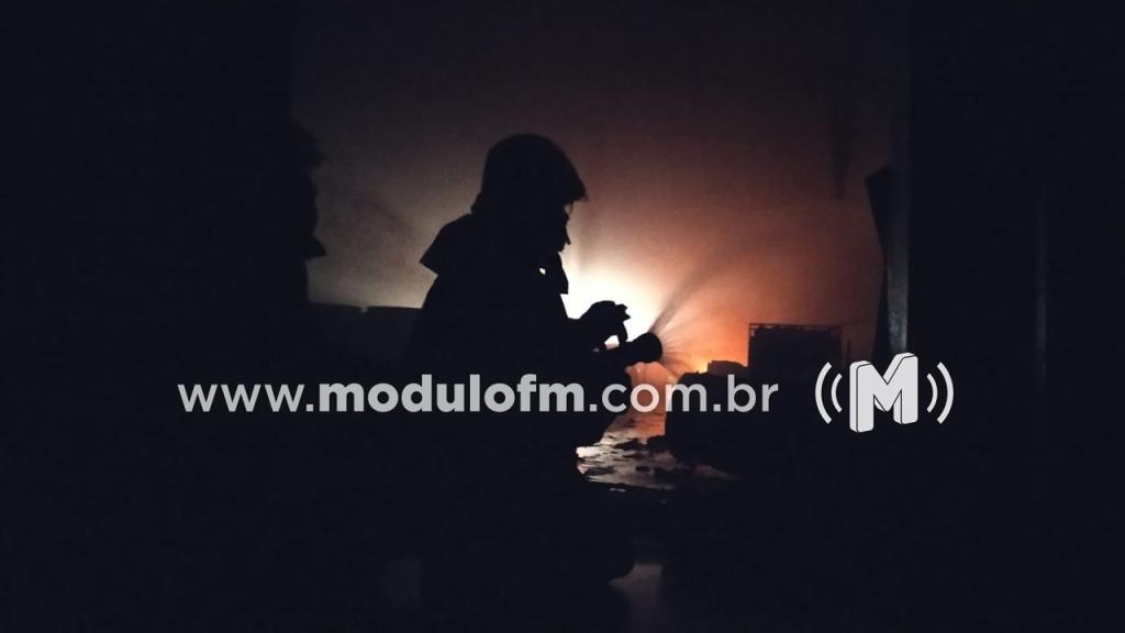 Possível incêndio criminoso destrói vários moveis em residência na...