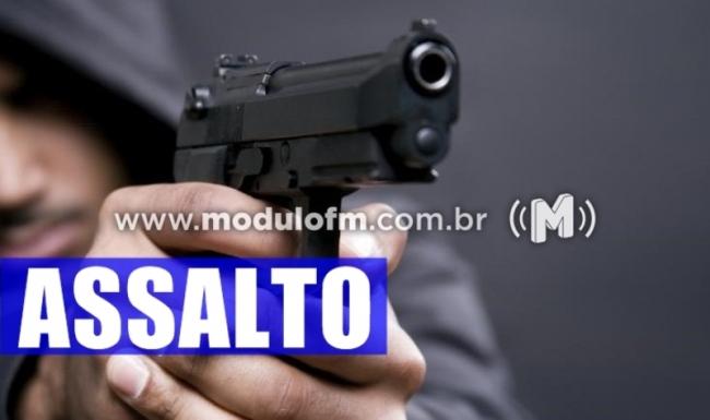 Vídeo: bandidos armados invadem restaurante e roubam proprietário e...