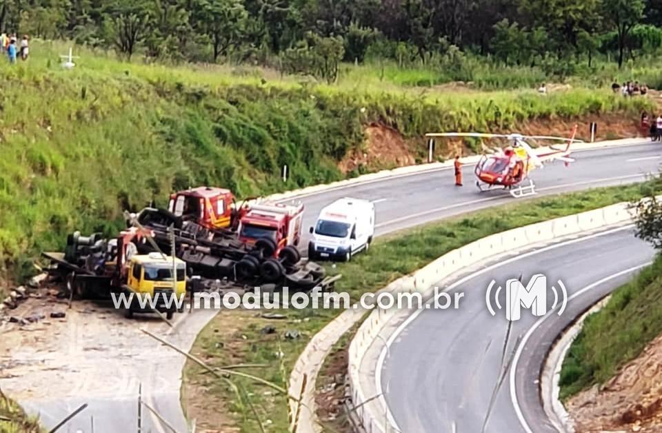 Caminhão tomba na curva da morte e motorista ferido...