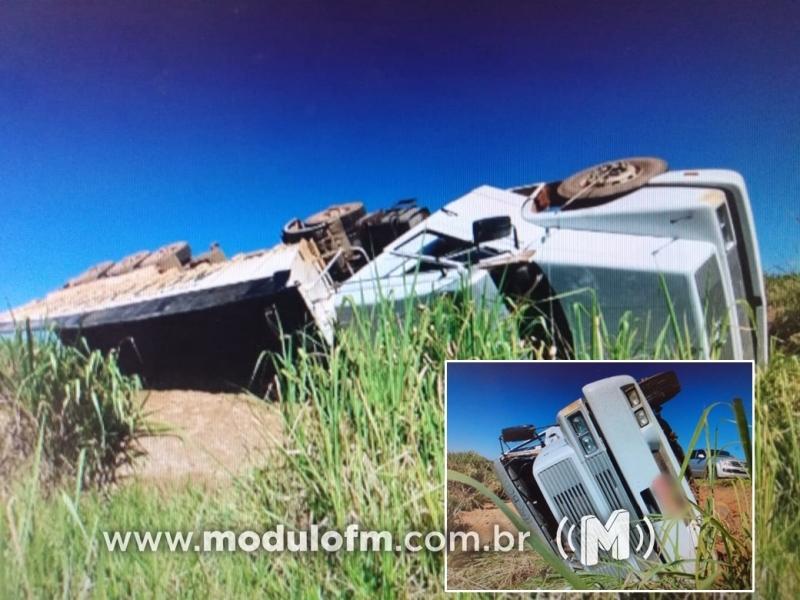Direção trava e caminhão tomba na BR-146 em Serra...