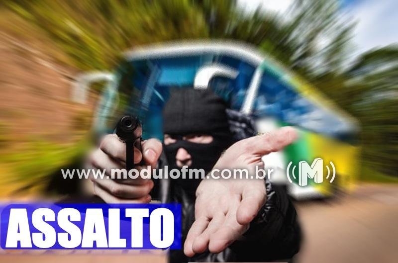 Ônibus é parado a tiros e passageiros são assaltados...