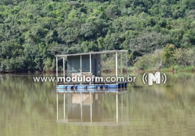 Pescador cai de tablado, é atingido por um vergalhão...