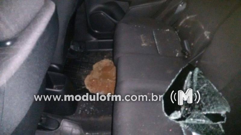 Veículo é arrombado e várias folhas de cheques são...
