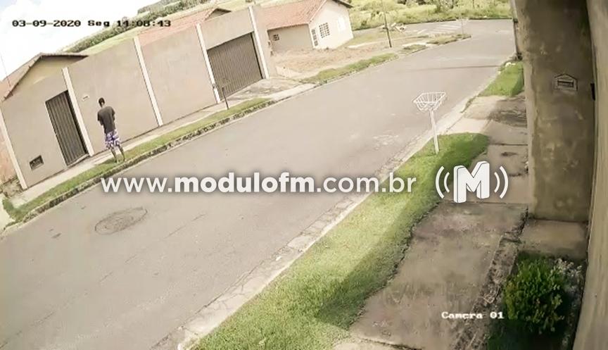 Veja o vídeo: Residência é invadida por criminosos que...